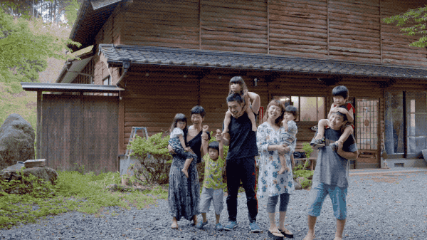 Ngôi nhà yên bình ẩn mình bên núi luôn rộn ràng tiếng cười của người chồng lấy hai vợ và có 6 đứa con ở Nhật - Ảnh 2. Ngôi nhà yên bình ẩn mình bên núi luôn rộn ràng tiếng cười của người chồng lấy hai vợ và có 6 đứa con ở Nhật 2