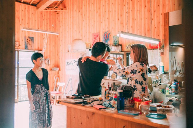 Ngôi nhà yên bình ẩn mình bên núi luôn rộn ràng tiếng cười của người chồng lấy hai vợ và có 6 đứa con ở Nhật - Ảnh 12. Ngôi nhà yên bình ẩn mình bên núi luôn rộn ràng tiếng cười của người chồng lấy hai vợ và có 6 đứa con ở Nhật 12