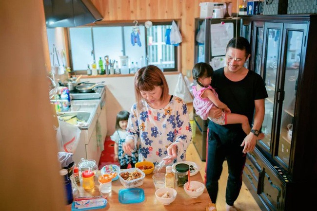 Ngôi nhà yên bình ẩn mình bên núi luôn rộn ràng tiếng cười của người chồng lấy hai vợ và có 6 đứa con ở Nhật - Ảnh 16. Ngôi nhà yên bình ẩn mình bên núi luôn rộn ràng tiếng cười của người chồng lấy hai vợ và có 6 đứa con ở Nhật 16
