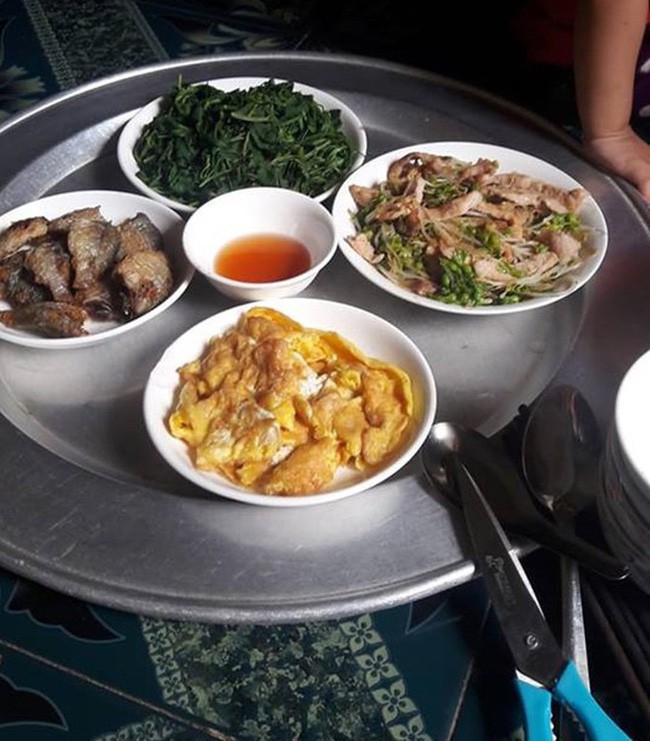 Những mâm cơm đề huề lắm món nhưng chủ nhân khai giá chỉ loanh quanh 30 nghìn, dân tình rôm rả bàn tán thực hư - Ảnh 6. Những mâm cơm đề huề lắm món nhưng chủ nhân khai giá chỉ loanh quanh 30 nghìn, dân tình rôm rả bàn tán thực hư 6