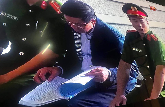 Cựu tướng Nguyễn Thanh Hóa tươi cười, ông Phan Văn Vĩnh liên tục đọc cáo trạng 235 trang - Ảnh 12.
