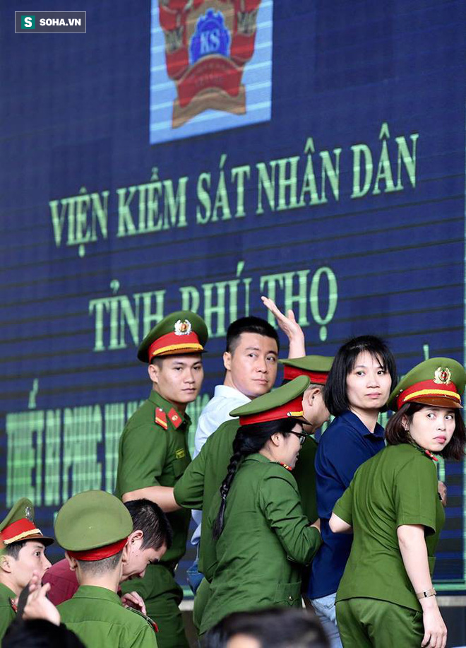 Phút tạm biệt người thân của ông trùm cờ bạc Phan Sào Nam ở sân tòa - Ảnh 1. Phút tạm biệt người thân của 'ông trùm' cờ bạc Phan Sào Nam ở sân tòa 1