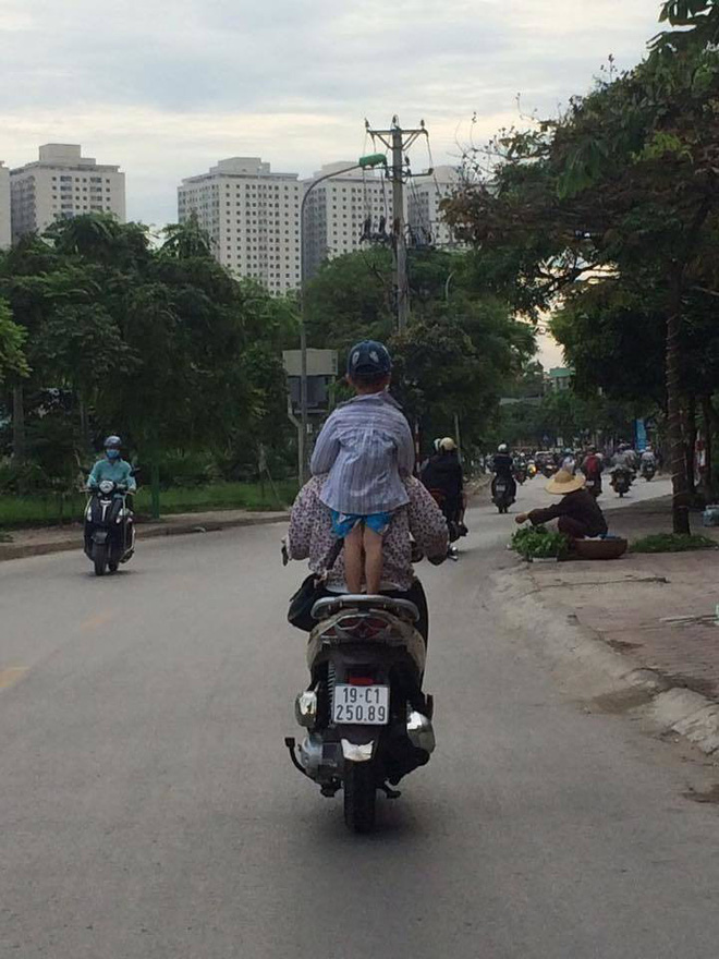 Người mẹ một tay cầm lái, một tay ôm con trai đang ti sữa trên đường phố Hà Nội khiến nhiều người ngỡ ngàng - Ảnh 4.