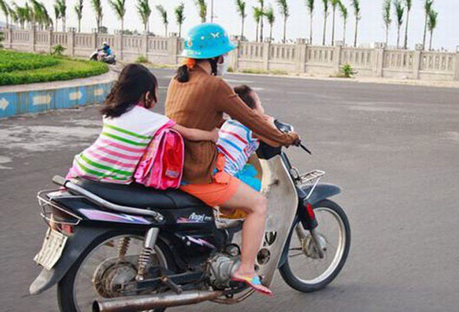 Người mẹ một tay cầm lái, một tay ôm con trai đang ti sữa trên đường phố Hà Nội khiến nhiều người ngỡ ngàng - Ảnh 7.