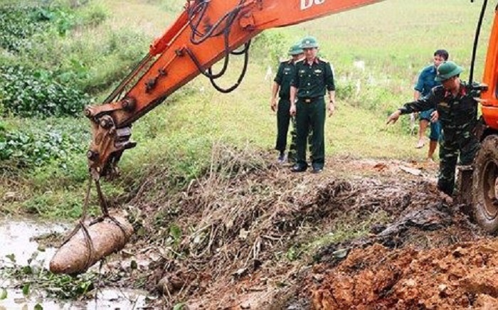 Nghệ An: Phát hiện quả bom 'khủng' nặng 300kg dưới mương nước 1