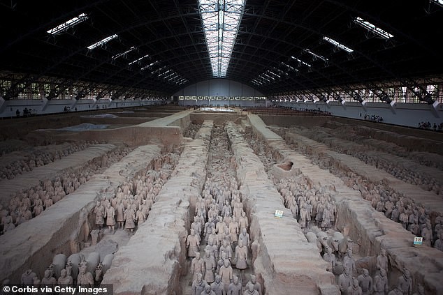 Phát hiện hàng trăm bức tượng 2.100 năm tuổi, 'hậu duệ' của đội quân đất nung 3
