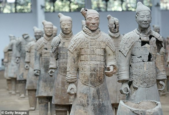 Phát hiện hàng trăm bức tượng 2.100 năm tuổi, hậu duệ của đội quân đất nung - Ảnh 1.