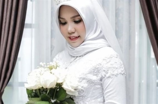 Vụ rơi máy bay Indonesia: Cô dâu chụp ảnh cưới một mình, hoàn thành ước nguyện của vị hôn phu xấu số 1