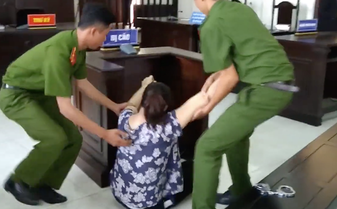 Nữ bảo mẫu đánh liên tiếp vào mặt, dọa cắt lưỡi trẻ ở Sài Gòn ngất xỉu khi nghe tòa tuyên án 1