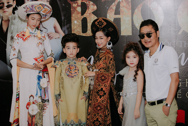 Bất ngờ trước vẻ chuyên nghiệp như người mẫu của cô út 6 tuổi nhà danh thủ Hồng Sơn 1