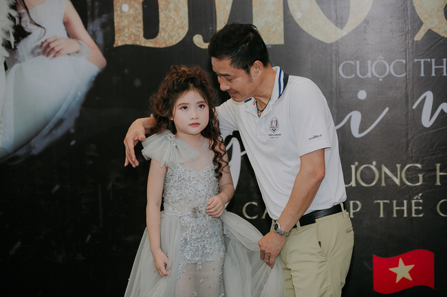 Bất ngờ trước vẻ chuyên nghiệp như người mẫu của cô út 6 tuổi nhà danh thủ Hồng Sơn 5