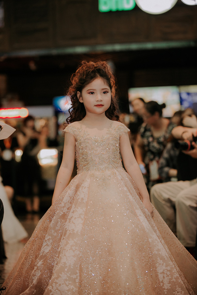 Bất ngờ trước vẻ chuyên nghiệp như người mẫu của cô út 6 tuổi nhà danh thủ Hồng Sơn 7