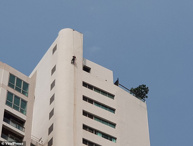 Thái Lan: Phát hiện thi thể người ngoại quốc bị treo cổ trên nóc tòa nhà 31 tầng cùng một tờ giấy bí ẩn 1