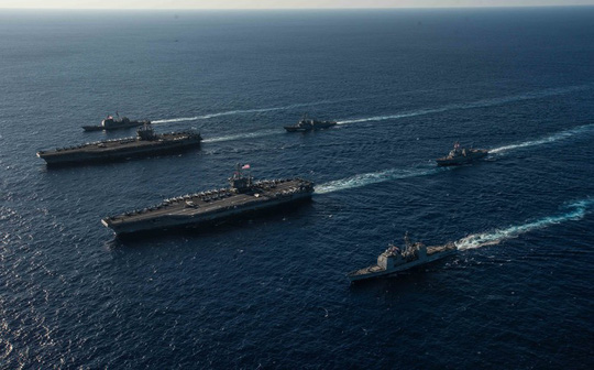 Cận cảnh cuộc tập trận chung của 2 tàu sân bay Mỹ trên biển Philippines 2