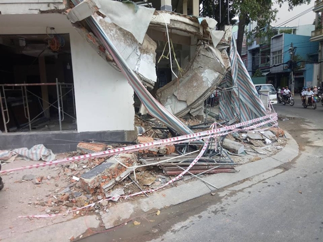 Ban công nhà 2 tầng bất ngờ đổ sập, 2 công nhân bị vùi lấp trong đống đổ nát 1
