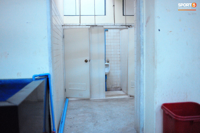 Phòng thay đồ của tuyển Việt Nam ở Myanmar: Nhà vệ sinh bốc mùi, ghế ngồi rỉ sét 4