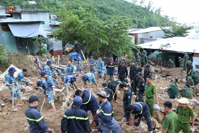 Chùm ảnh: Người dân Nha Trang đau xót dựng bàn thờ chung cho những nạn nhân đã khuất sau trận lũ và sạt lở lịch sử 1