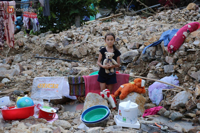 Chùm ảnh: Người dân Nha Trang đau xót dựng bàn thờ chung cho những nạn nhân đã khuất sau trận lũ và sạt lở lịch sử 12
