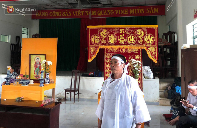 Chùm ảnh: Người dân Nha Trang đau xót dựng bàn thờ chung cho những nạn nhân đã khuất sau trận lũ và sạt lở lịch sử 16