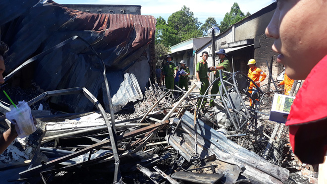 Đám cháy lại bốc lên sau vụ lật xe bồn chở xăng khiến 6 người chết ở Bình Phước - Ảnh 2.