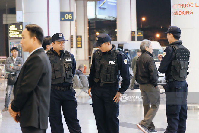 Nữ thần sắc đẹp xứ Hàn Kim Tae Hee đẹp rạng rỡ, được cả đội vệ sĩ hùng hậu hộ tống tại sân bay Nội Bài 5