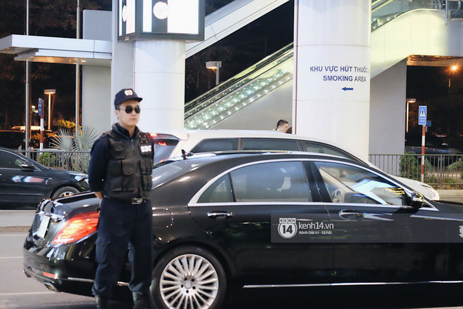 Nữ thần sắc đẹp xứ Hàn Kim Tae Hee đẹp rạng rỡ, được cả đội vệ sĩ hùng hậu hộ tống tại sân bay Nội Bài 6