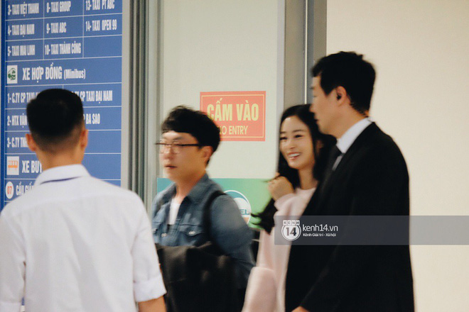 Nữ thần sắc đẹp xứ Hàn Kim Tae Hee đẹp rạng rỡ, được cả đội vệ sĩ hùng hậu hộ tống tại sân bay Nội Bài - Ảnh 7.