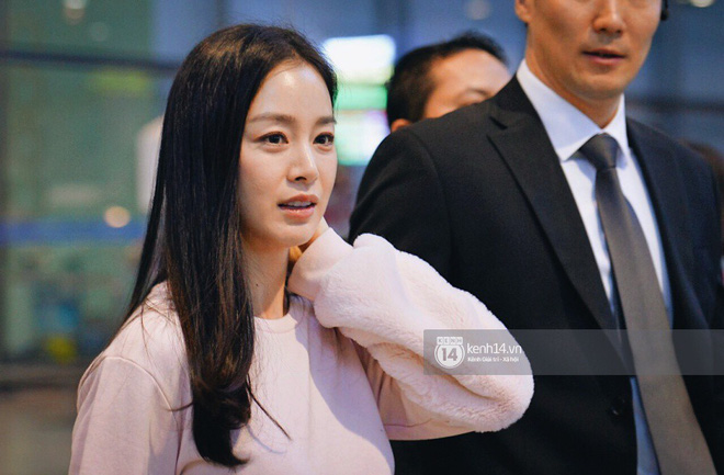 Nữ thần sắc đẹp xứ Hàn Kim Tae Hee đẹp rạng rỡ, được cả đội vệ sĩ hùng hậu hộ tống tại sân bay Nội Bài - Ảnh 8.