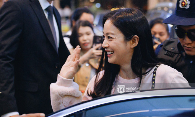 Nữ thần sắc đẹp xứ Hàn Kim Tae Hee đẹp rạng rỡ, được cả đội vệ sĩ hùng hậu hộ tống tại sân bay Nội Bài - Ảnh 9.
