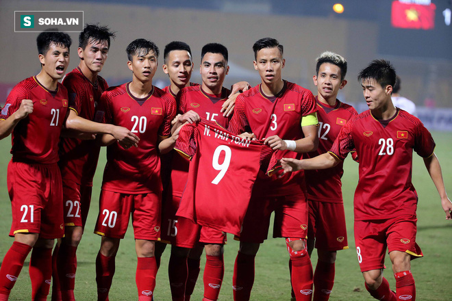 Cảm động: ĐT Việt Nam ăn mừng với áo đấu của Văn Toàn sau bàn thắng vào lưới Campuchia - Ảnh 1.