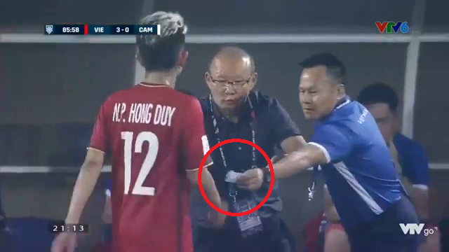 Tiết lộ mẩu giấy 'nhắc bài' thầy Park đưa cho Hồng Duy trong trận đấu với Campuchia 1