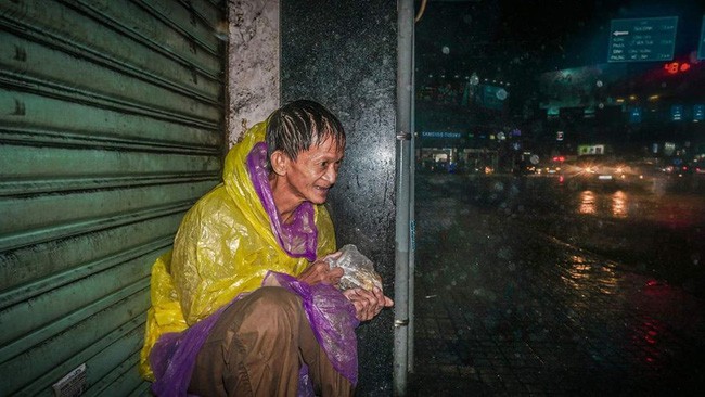 Giữa đêm, MXH xúc động mạnh với hình ảnh ông chú vô gia cư co ro húp cháo giữa mưa bão Sài Gòn - Ảnh 3.