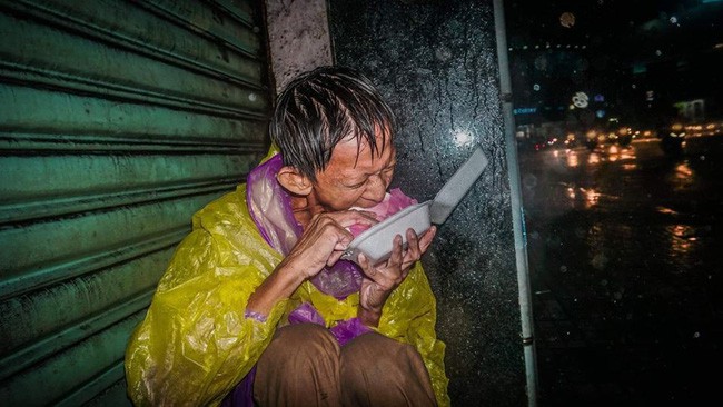 Giữa đêm, MXH xúc động mạnh với hình ảnh ông chú vô gia cư co ro húp cháo giữa mưa bão Sài Gòn - Ảnh 4.