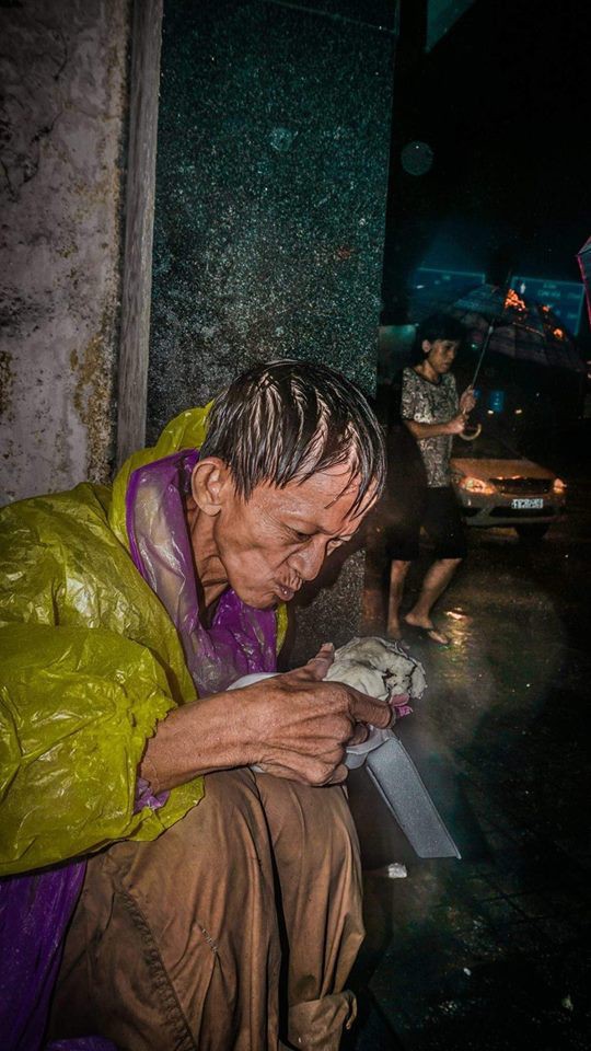 Giữa đêm, MXH xúc động mạnh với hình ảnh ông chú vô gia cư co ro húp cháo giữa mưa bão Sài Gòn - Ảnh 5.