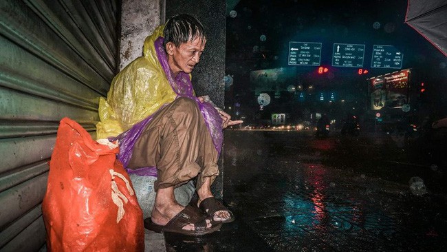 Giữa đêm, MXH xúc động mạnh với hình ảnh ông chú vô gia cư co ro húp cháo giữa mưa bão Sài Gòn - Ảnh 6.