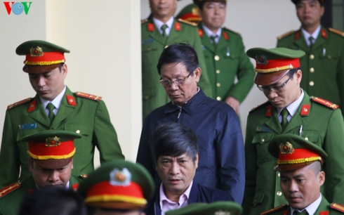 Ông Phan Văn Vĩnh nhập viện trong buổi chiều tuyên án 1