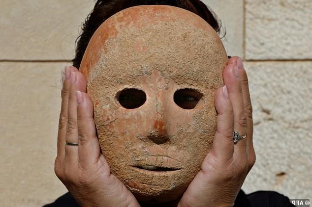 Bí ẩn mặt nạ đá 9.000 năm mới tìm thấy ở Israel, có cả xương gò má và mũi hoàn hảo - Ảnh 2.