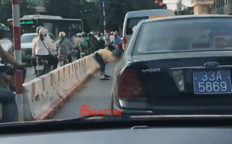 Chờ đèn đỏ, người đàn ông xuống ô tô, tranh thủ tập thể dục ở ngã 4 - ảnh 1 Hình ảnh Chờ đèn đỏ, người đàn ông xuống ô tô, tranh thủ tập thể dục ở ngã 4 số 1