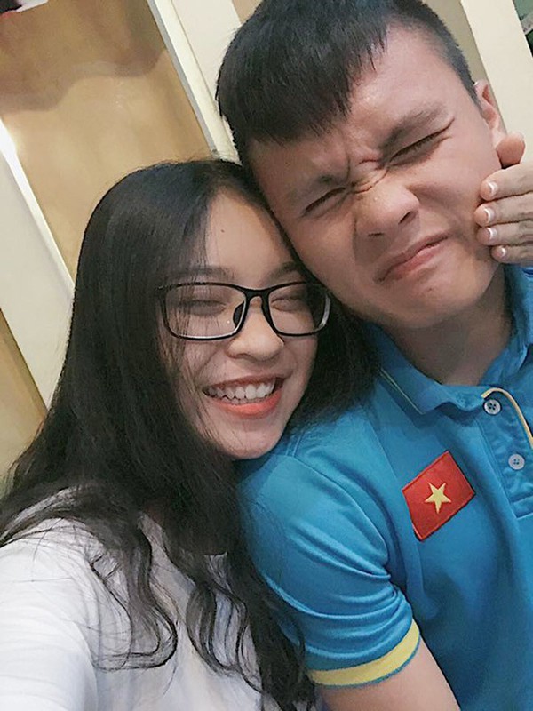 Chuyện tình may mắn của Quang Hải và bạn gái siêu nóng bỏng 3