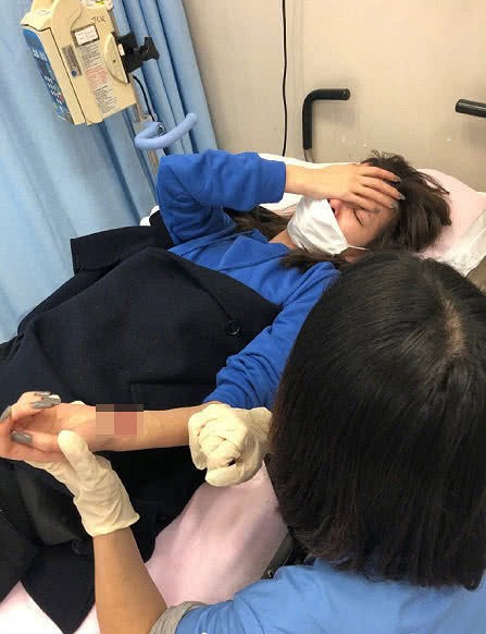 Bị phát hiện ngoại tình với Trần Quán Hy, mẫu nữ bốc lửa Hong Kong cắt cổ tay đòi tự sát? 5 Bị phát hiện ngoại tình với Trần Quán Hy, mẫu nữ bốc lửa Hong Kong cắt cổ tay đòi tự sát? 5