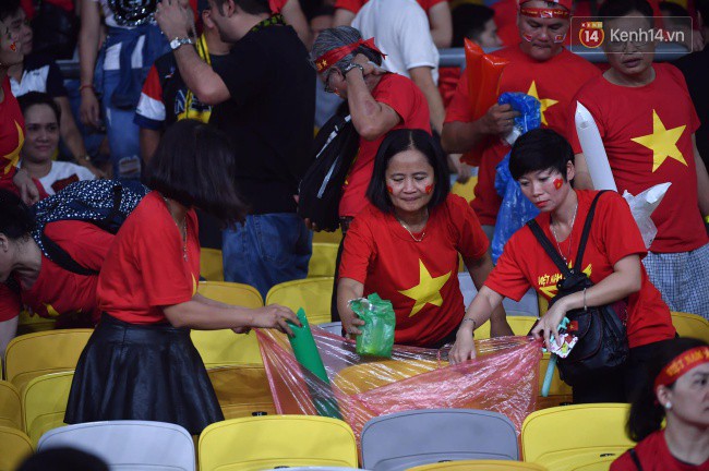 Hình ảnh đẹp: CĐV Việt Nam nán lại SVĐ Bukit Jalil ở Malaysia để dọn rác sau trận chung kết lượt đi của ĐT nước nhà 2
