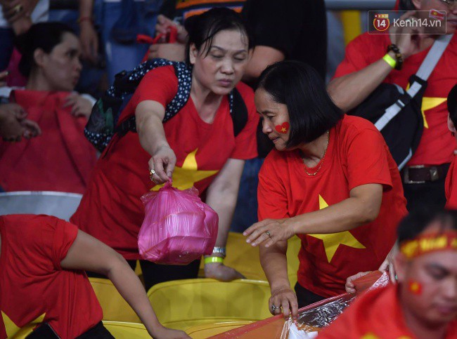 Hình ảnh đẹp: CĐV Việt Nam nán lại SVĐ Bukit Jalil ở Malaysia để dọn rác sau trận chung kết lượt đi của ĐT nước nhà 4