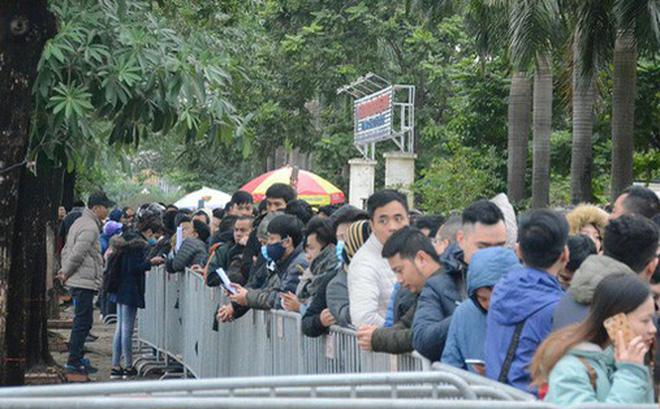 Hàng ngàn người xếp hàng dưới cái lạnh 13 độ để chờ nhận vé xem chung kết của đội tuyển Việt Nam 1