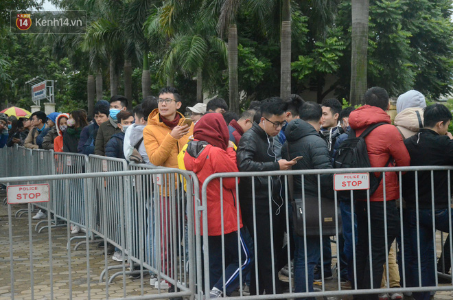 Hàng ngàn người xếp hàng dưới cái lạnh 13 độ để chờ nhận vé xem chung kết của đội tuyển Việt Nam 3