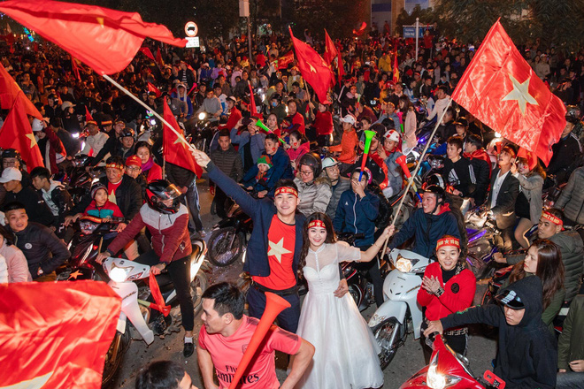 'Việt Nam thắng sẽ tỏ tình với người bình luận đầu tiên' và bộ ảnh cưới sau 10 tháng trong đêm lịch sử của bóng đá 6