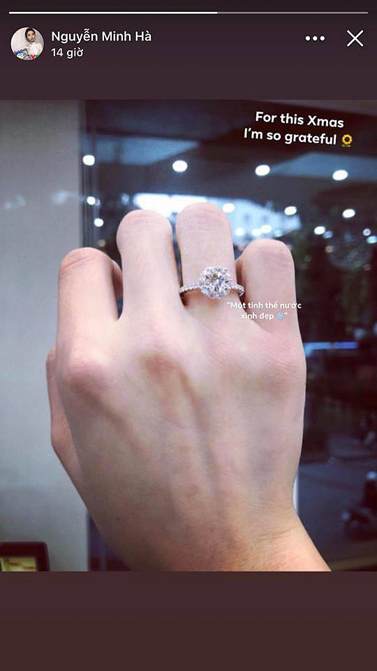 MC Minh Hà đeo nhẫn kim cương, rộ tin đồn chuẩn bị kết hôn cùng Chí Nhân 1