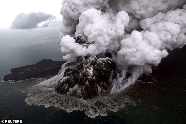 Cảnh 'quái vật' Krakatau phun trào vài tiếng sau khi sóng thần xảy ra ở Indonesia 1