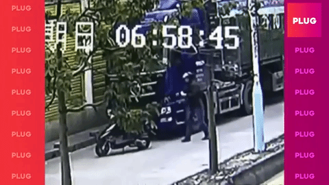 Thanh niên tung 1 cước nhanh như cắt hạ gục tên trộm xe máy khiến cư dân mạng bái phục - ảnh 1 Hình ảnh Thanh niên tung 1 cước nhanh như cắt hạ gục tên trộm xe máy khiến cư dân mạng bái phục số 1