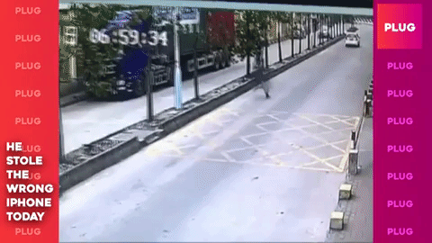 Thanh niên tung 1 cước nhanh như cắt hạ gục tên trộm xe máy khiến cư dân mạng bái phục - ảnh 2 Hình ảnh Thanh niên tung 1 cước nhanh như cắt hạ gục tên trộm xe máy khiến cư dân mạng bái phục số 2