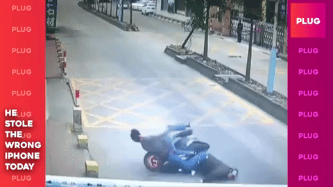 Thanh niên tung 1 cước nhanh như cắt hạ gục tên trộm xe máy khiến cư dân mạng bái phục - ảnh 3 Hình ảnh Thanh niên tung 1 cước nhanh như cắt hạ gục tên trộm xe máy khiến cư dân mạng bái phục số 3
